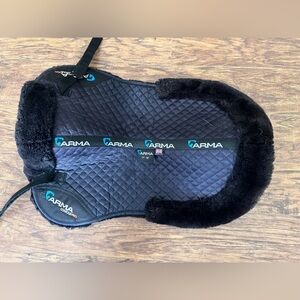 Arma Black Contour Half Pad